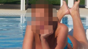 Ce vedeta si-a etalat formele apetisante la o piscina din Capitala! Pictorial incredibil de sexy cu blondina