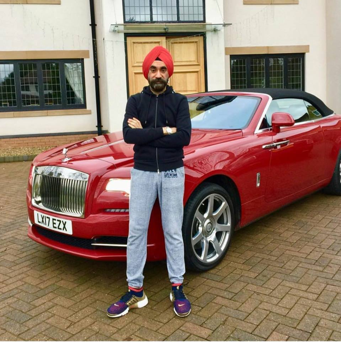 Un bărbat a intrat în bancă și a cerut un împrumut de 5.000 de lire, oferind drept garanție un Rolls Royce de un sfert de milion! Bancherii au rămas șocați când au aflat cine era
