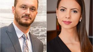 Cea mai tânără parlamentară şi-a ţinut ascuns iubitul, dar… Căţelul i-a dat de gol pe  sexy-deputata & donjuanul de la ”naţională”!
