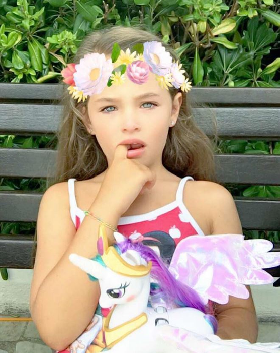 ANTONIA i-a făcut un cadou impresionat fiicei sale! MAYA a fost în culmea fericirii când a apărut îmbrăcată cu o rochie de prinţesă