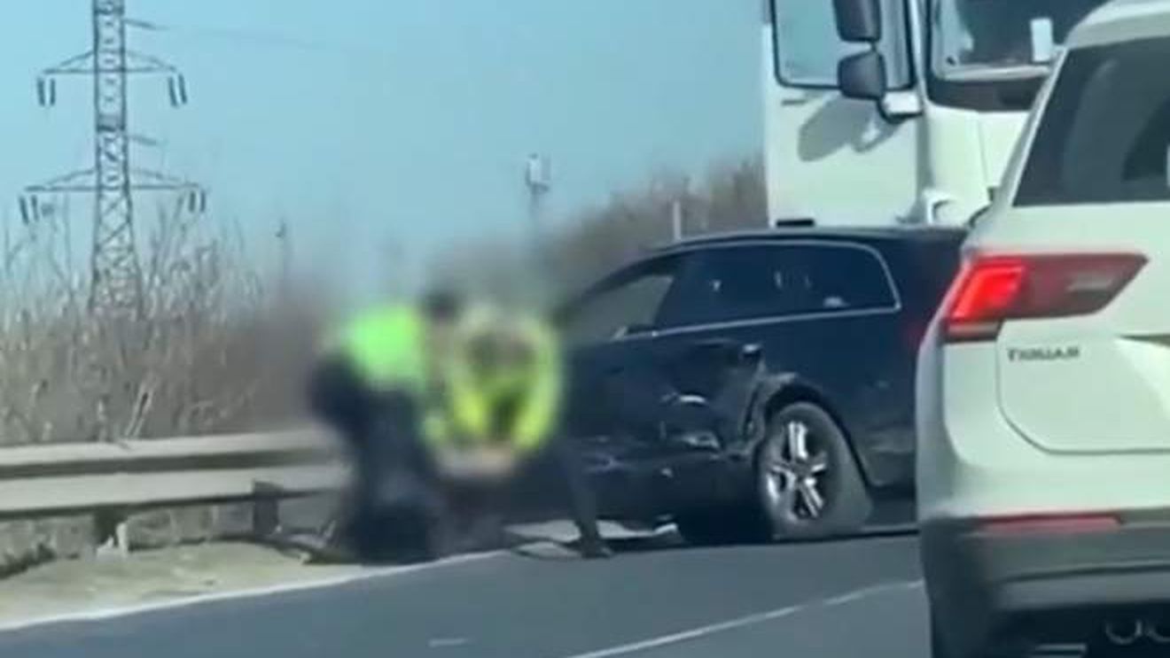 O polițistă a fost filmată în timp ce lovea cu piciorul în cap un bărbat. Totul s-a întâmplat pe Autostrada Soarelui