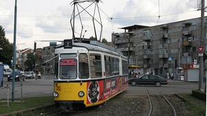 Incident violent într-un tramvai. Un elev a fost lovit cu pumnul şi scuipat de un bărbat care a vrut să îi verifice biletul