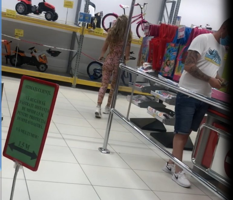 Roxana a întors capetele în magazin