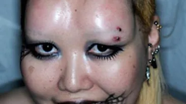 Tatuajele si piercingurile sunt depasite! Noua moda in materie de mutilare fizica este oripilanta: limbi despicate, dinti de vampiri si frunte monstruoasa!
