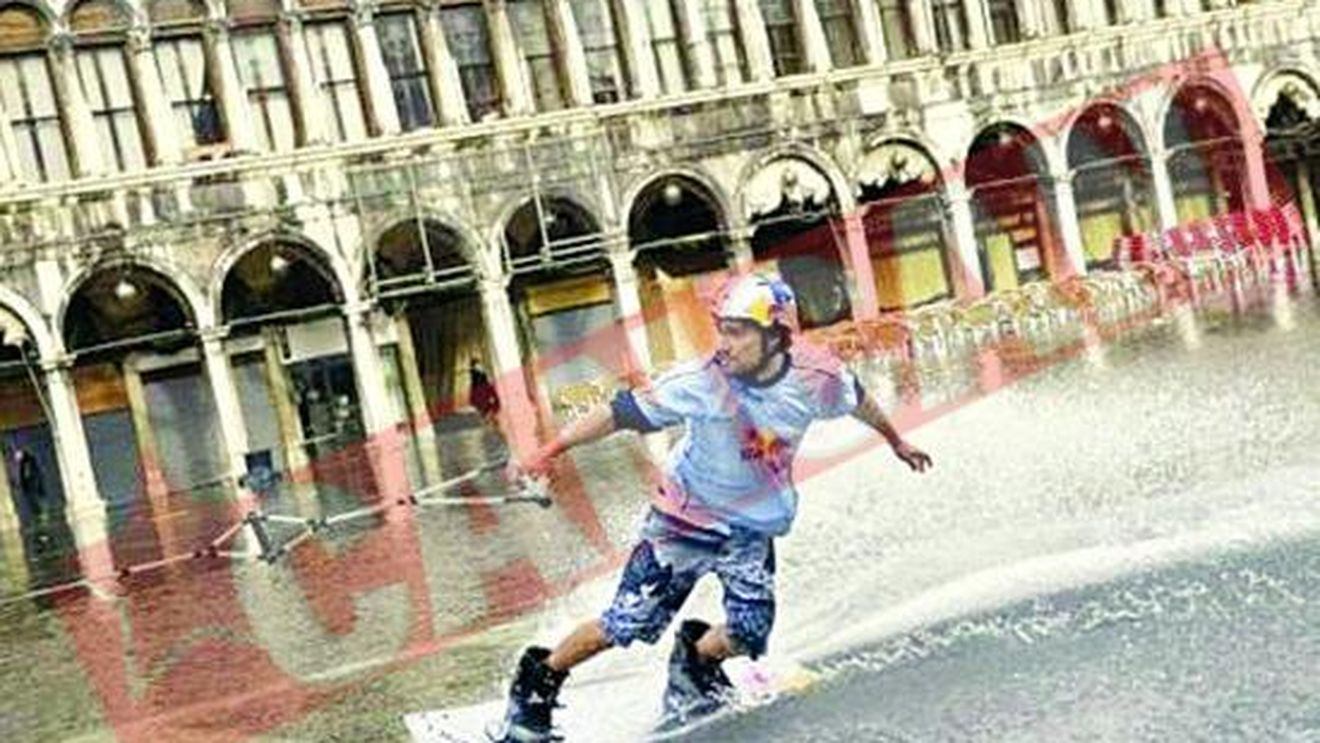 A facut surfing in piata San Marco