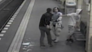 VIDEO Violente la metroul din Berlin! L-a trantit la pamant si l-a calcat in picioare