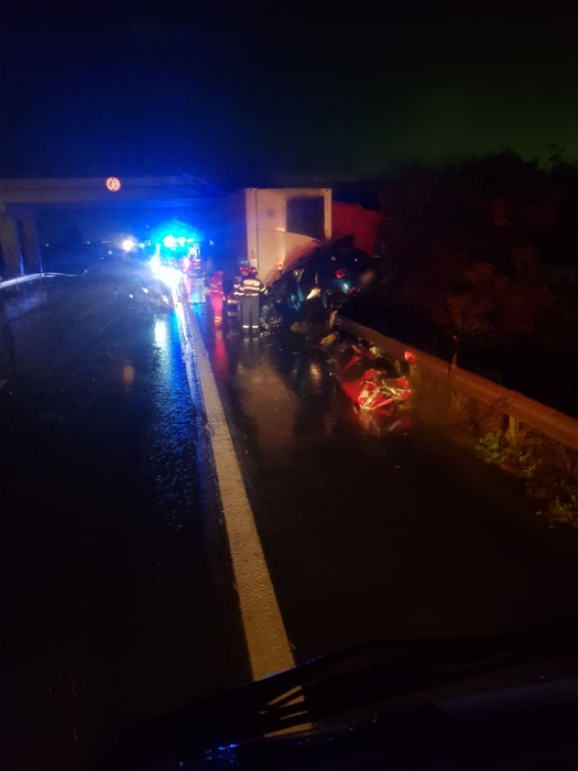 O mamă și copilul ei de 3 ani, în stare gravă după un accident violent pe A1! Mașina în care erau a fost strivită de un tir scăpat de sub control