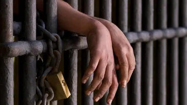 S-a automutilat din disperare! Un detinut din Focsani si-a batut un cui in cap si a inghitit o lingura in semn de protest