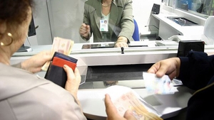 Veste uriașă pentru datornici: Banca nu mai poate bloca banii! Care este însă condiția