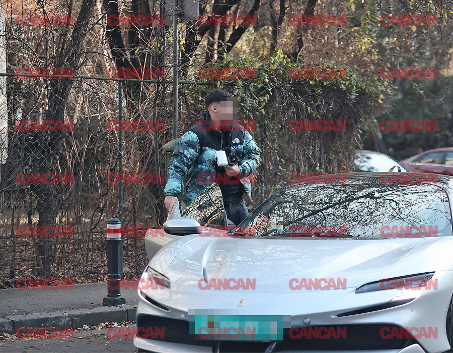 Amicul lui s-a dat jos din mașină pentru a-l ghida să parcheze
