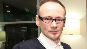 Nu ti l-ai imaginat niciodata pe Mihai Albu asa. Designerul a dansat si a cantat pe muzica Vioricai de la Clejani