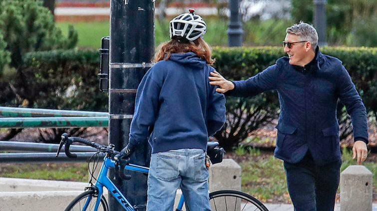 Bastien râsde şi o bate prieteneşte pe umăr pe femeia pe care a ajutat-o să se ridice Sursa foto:  www.bild.de