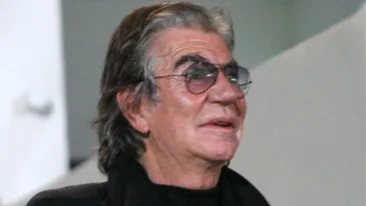 I s-a trezit apetitul la plaja! Atarna pielea pe el, dar umbla numai cu bunaciuni! Roberto Cavalli, in cea mai jenanta ipostaza