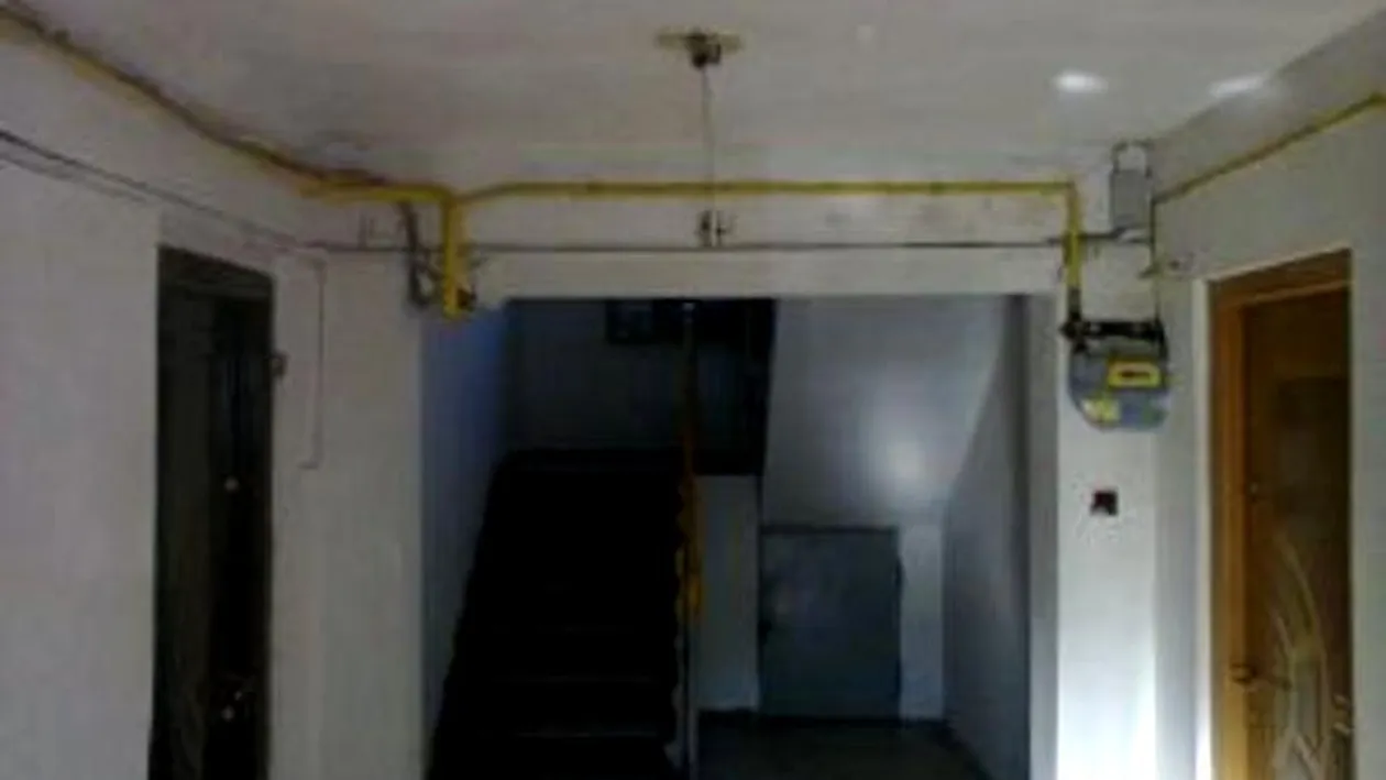 Un bărbat din Siret a murit după ce a căzut de la etajul 3 printre treptele scării. Acesta s-a apropiat prea mult de balustradă și s-a dezechilibrat