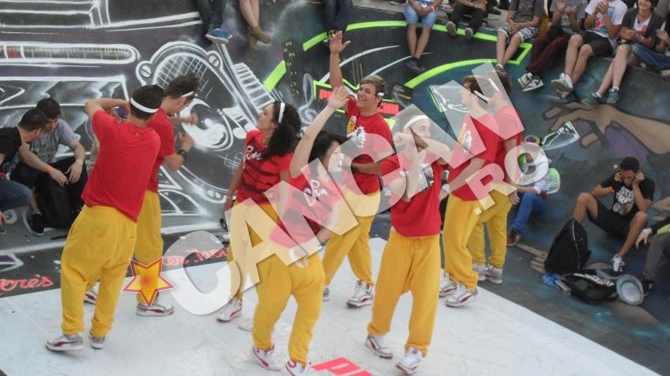 Trupa Trouble, semifinalistii de la "Romanii au talent", au incantat publicul de la Street Heroes cu un numar incendiar de dans! Vezi cum si-au facut "avion" o colega