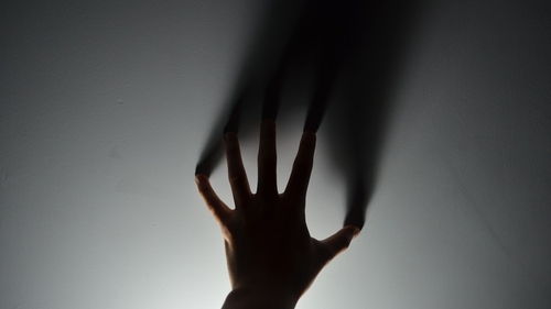 I-a stat inima în loc! Descoperirea ireală pe care a făcut-o o femeie, după ce s-a mutat în casă nouă. A sesizat că un perete era „cald”: „Sunt speriată de moarte”