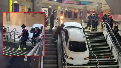 De-a râsu’-plânsu’! Un hoț a furat un autoturism și a rămas „înfipt” cu el în treptele de la metrou, după ce a fost urmărit de poliție