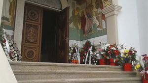 Transmitem LIVE pe Facebook imagini de la biserica unde este depus trupul ILENEI CIUCULETE!