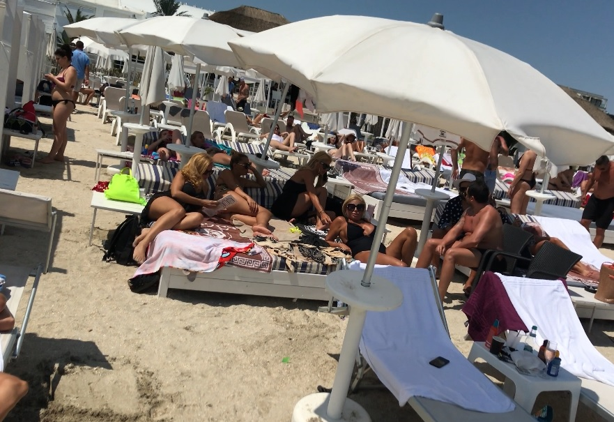 Sexy-dansatoarea de la ”Surprize, surprize” alături de prieteni pe o plajă din Mamaia