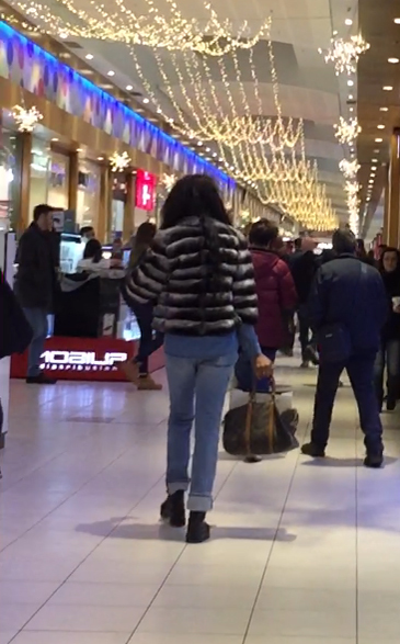 Laurette şi-a scos verigheta şi a ieşit la cumpărături