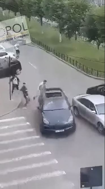 Scene extrem de violente în Craiova, unde două clanuri s-au bătut în trafic cu bâte și cuțite! Mai multe persoane au ajuns la spital