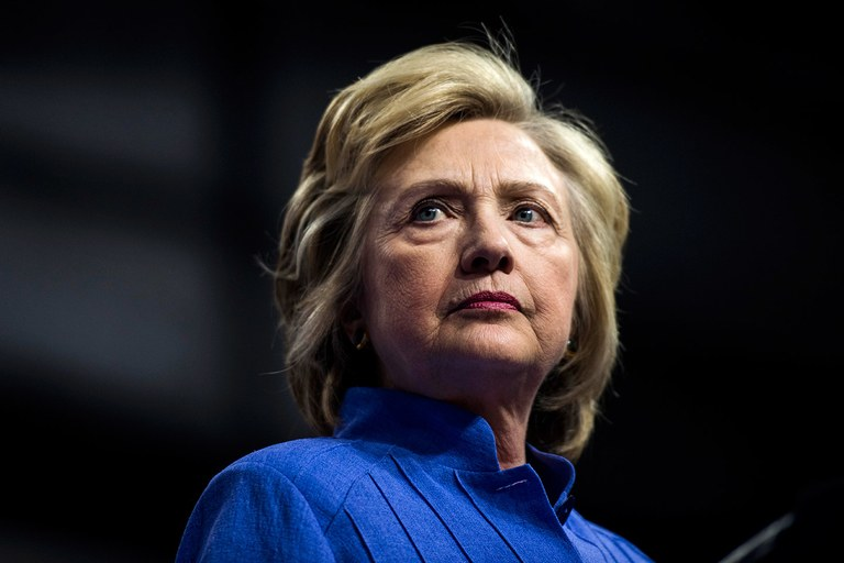 Mașina care o transporta pe Hillary Clinton, implicată într-un accident