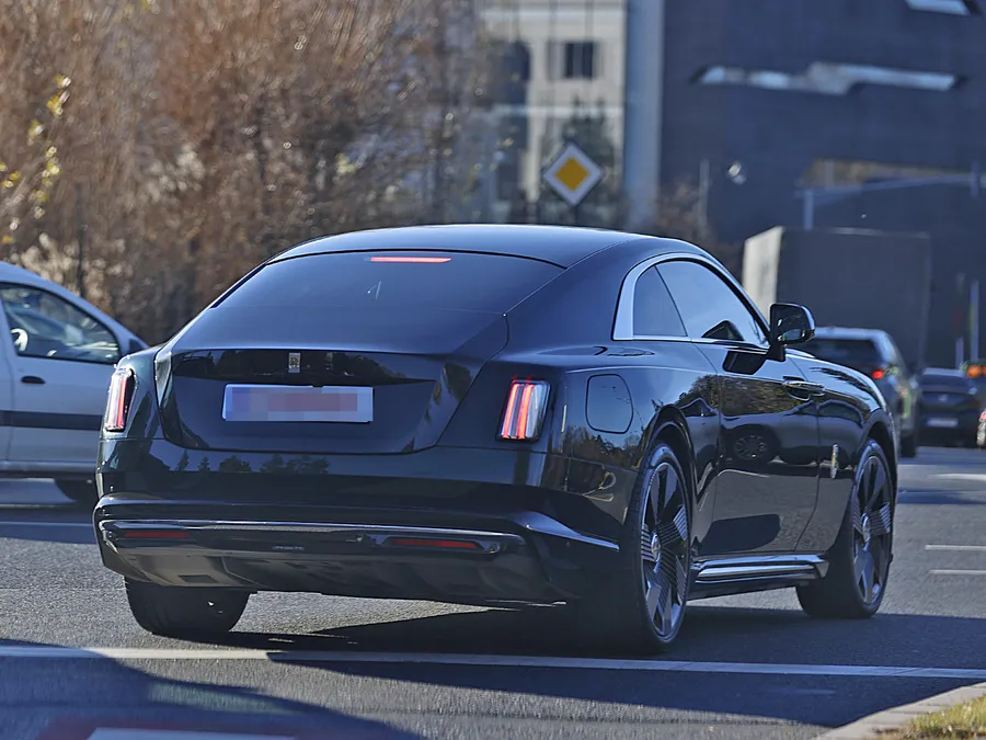 Sebastian Bălășescu se laudă cu primul Rolls Royce Spectre din România