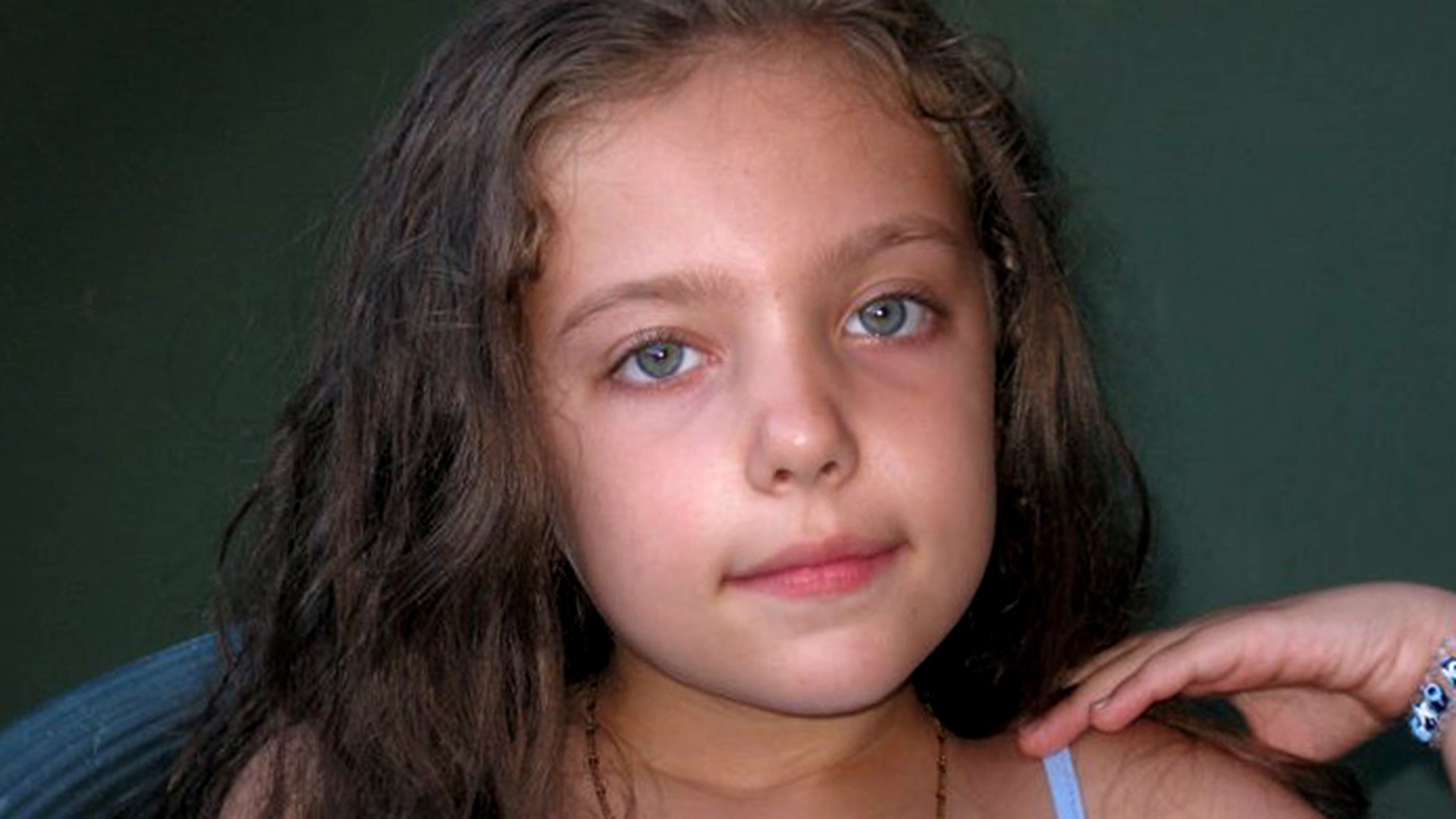 Povestea incredibila a Adelinei, o fetita de noua ani care face caricaturi de senzatie! Personajele sunt politice si mondene!