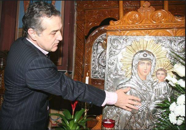 Gestul impresionant făcut de Gigi Becali, de Crăciun, pentru un copil paralizat! Cum a reacţionat latifundiarul din Pipera când l-a văzut pe tânăr în scaun cu rotile, în timp ce îl aştepta în faţa vilei