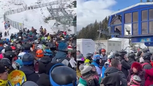 Cozi infernale la telegondola din Sinaia. Mii de turiști se bucură de weekendul prelungit