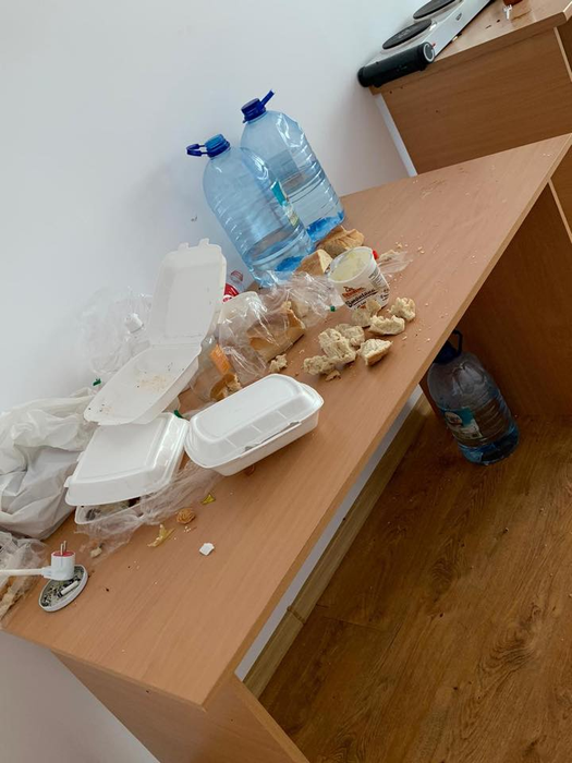 Dezastrul lăsat de românii care au stat într-un centru de carantină din Galați. Viceprimar: „Cine este om și cine câine?”. Imagini greu de privit