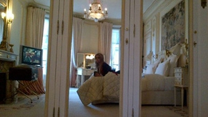 Marina Dina e rasfatata ca o printesa: hotel de lux la Paris, piscina si buchete de flori in camera! Vezi pe unde se mai plimba!