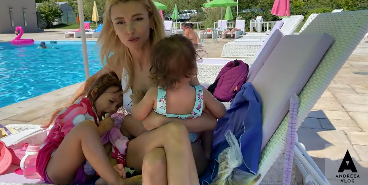 Andreea Bălan, gafă în timp ce se afla la piscină cu fiicele. I s-au văzut zonele intime prin costumul de baie alb și decupat | VIDEO