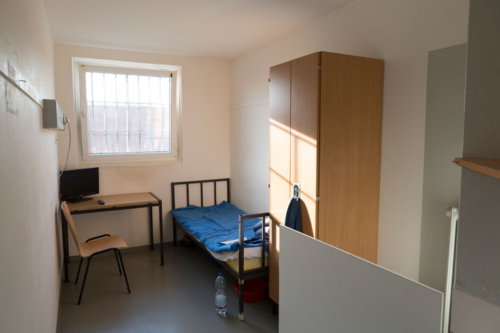 Cei mai norocoși deținuți sunt cei care dorm singuri