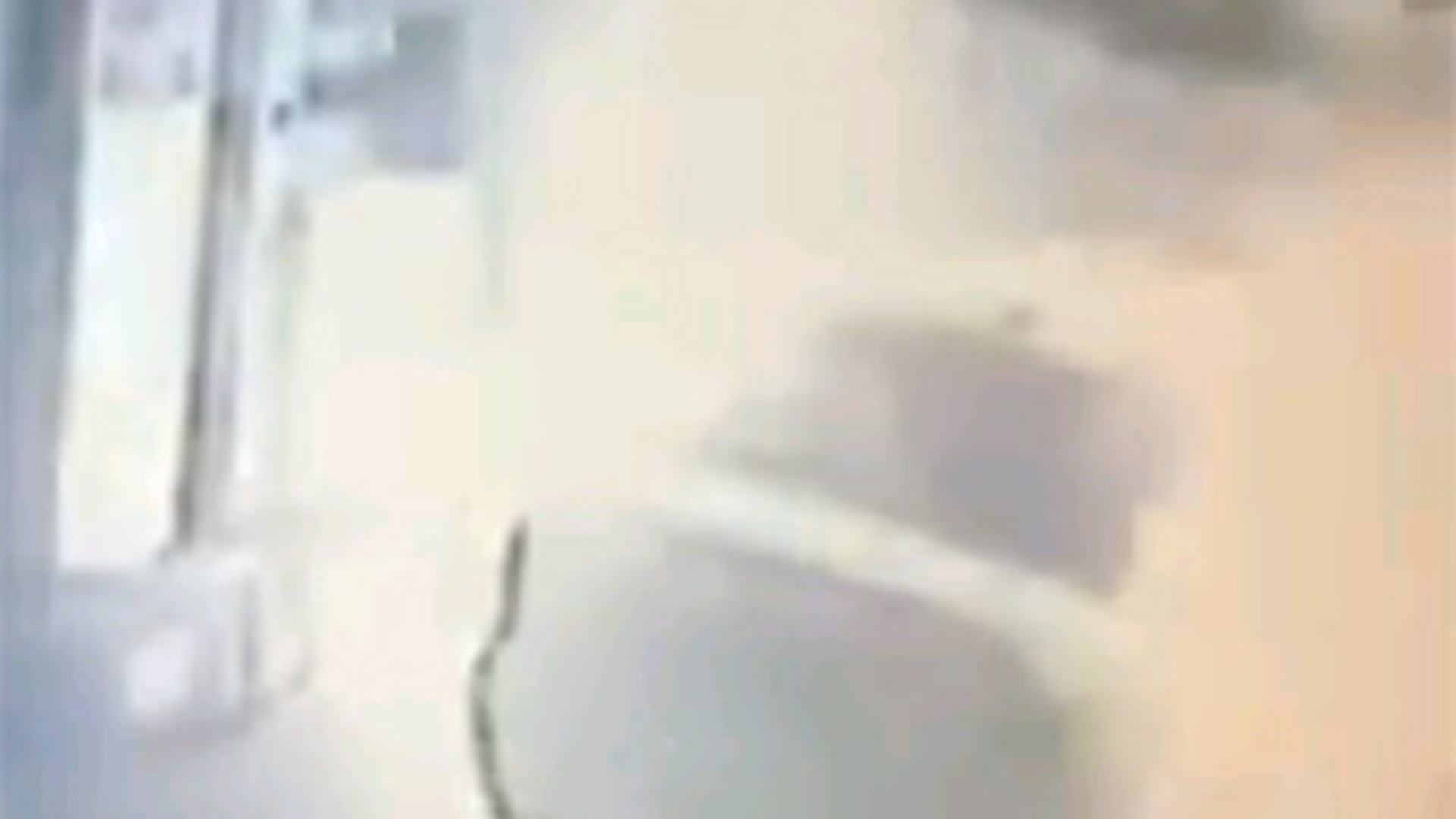 VIDEO Gestul emotionat al unui barbat care a riscat totul pentu sotia sa! A sarit in flacari ca sa o salveze!