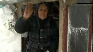 VIDEO  O femeie de 88 de ani, lectie de supravietuire prin nameti! Isi curata singura aleea: "Am topit zapada pentru oleaca de mamaliga"
