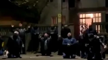 Zeci de dâmbovițeni au îngenuncheat și s-au rugat în plină stradă să scape de coronavirus, dar s-au pricopsit cu amenzi usturătoare. VIDEO