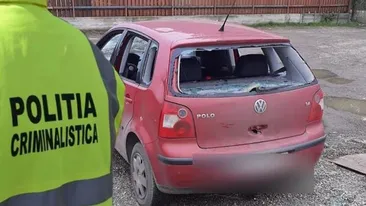 Un bărbat din Iași s-a răzbunat pe fosta iubită și i-a vandalizat mașina cu un ciocan și un cuțit. Femeia a privit îngrozită scenele și a sunat la 112