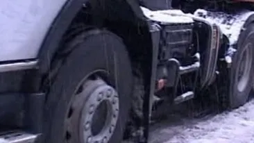 Un TIR a derapat si s-a izbit de un pom, in judetul Hunedoara