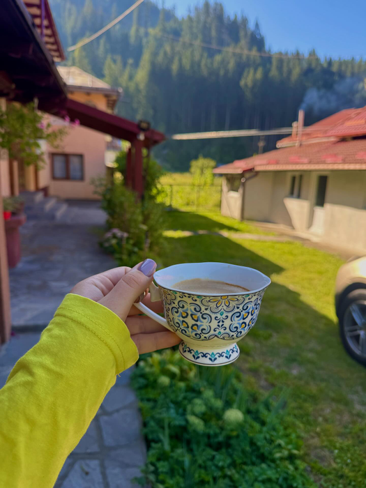 Iustina Loghin, în locul în care a copilărit/ Sursa foto: Instagram