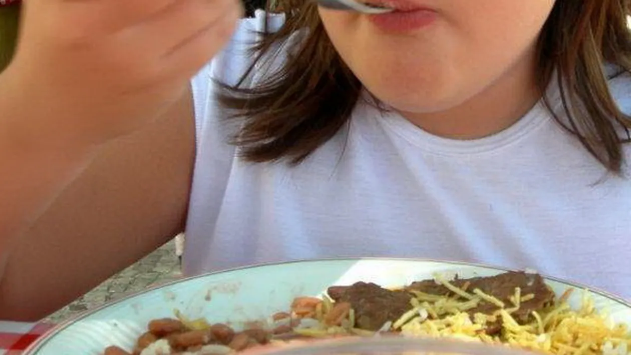 Produsele care ne otravesc zilnic! Romanii pun in farfurie imitatii ieftine, pline de E-uri!