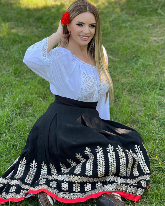 Marcela Fota, criticată de fani din cauza relaţiei cu tânărul de 23 de ani. Sora artistei, Mariana Ionescu Căpitănescu, sfătuită să intervină!