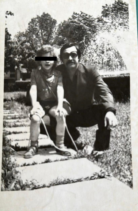 Tudor, alături de tatăl său, pe vremea când acesta din urmă încă nu-și întemeiase o nouă familie foto: arhivă personală