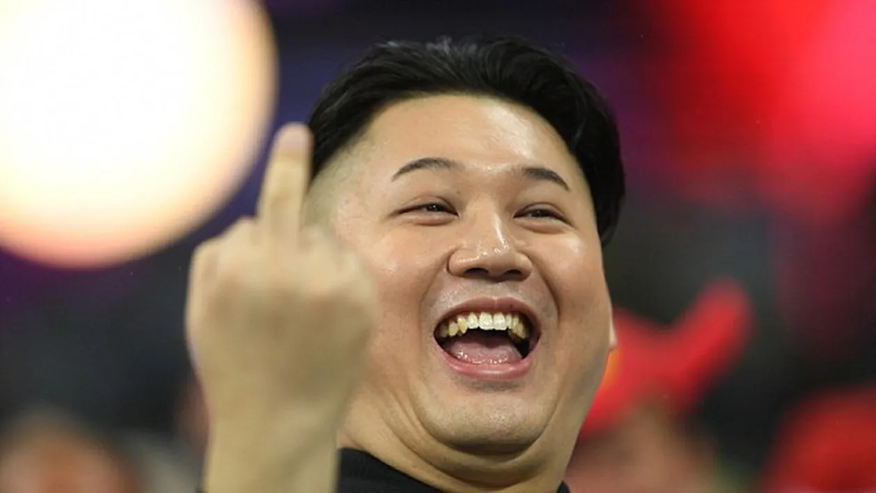 Nu e glumă! Dictatorul nord coreean Kim Jong-un și-a concediat fotograful pentru un gest de trei secunde care l-a scos de minți