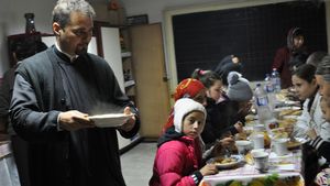 Povestea preotului ialomiţean care hrăneşte sufletele necăjite. A "înfiat" zeci de sărmani de toate vârstele