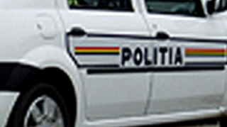 Un tanar, batut, tuns si pus de politisti sa spele toaleta
