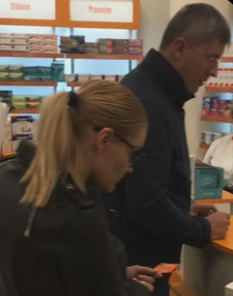 Cei doi achită produsele cumpărate din farmacie, iar soția lui Dan Barna a insistat să obțină și un discount, grație unui card special