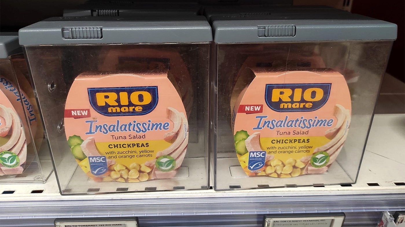 Conservă de ton cu sistem de protecție antifurt, într-un supermarket din Cluj. Câți lei costă, de fapt