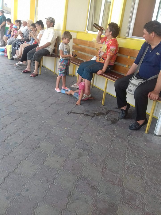 O mamă din Vaslui și-a îndemnat copiii să bea bere ca să le treacă foamea: „Nu vedeți că nu sunt bani?”
