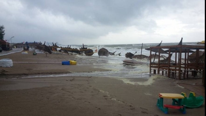 Inundații în Constanța! Mașinile plutesc pe străzi! Trafic blocat în Mamaia!